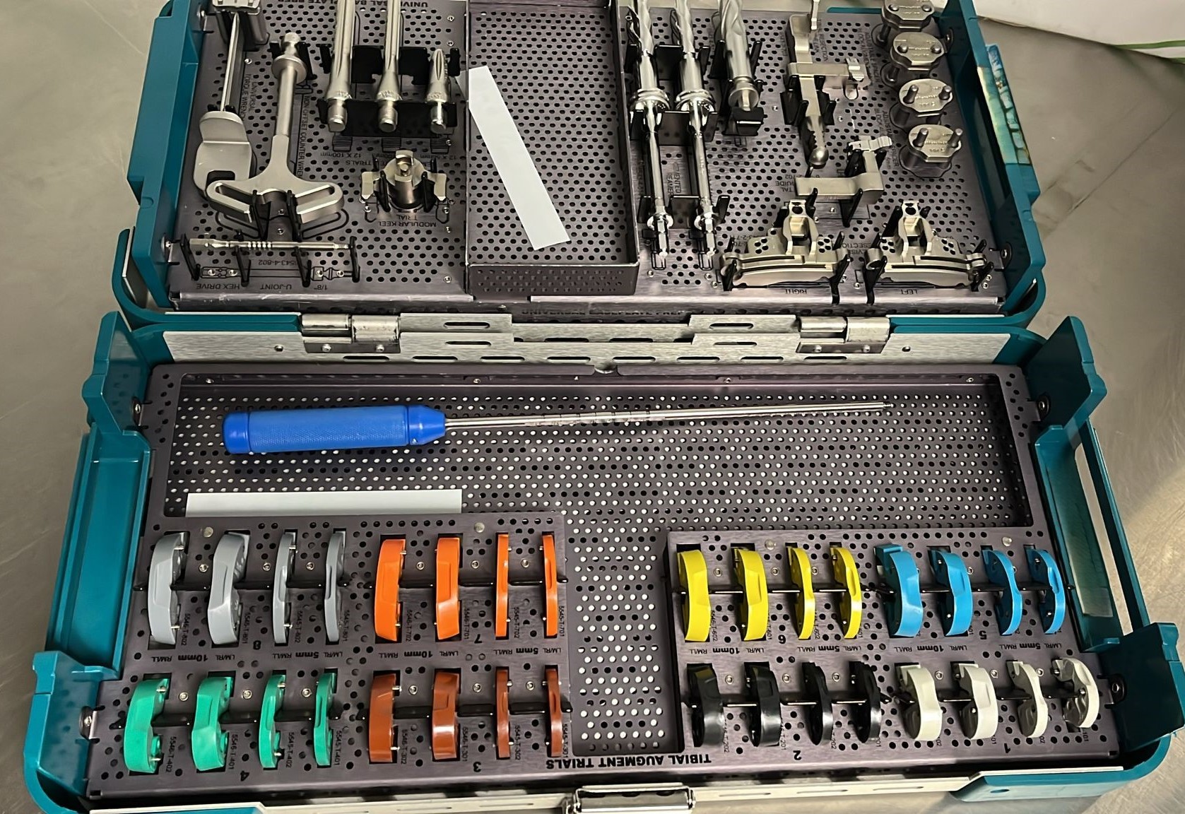 3-8.jpeg Stryker Triathlon Knee Revision Instrumentation Set – Complete Sterilization Case with Trials & Tools – Ready for Surgical Use, Excellent Condition